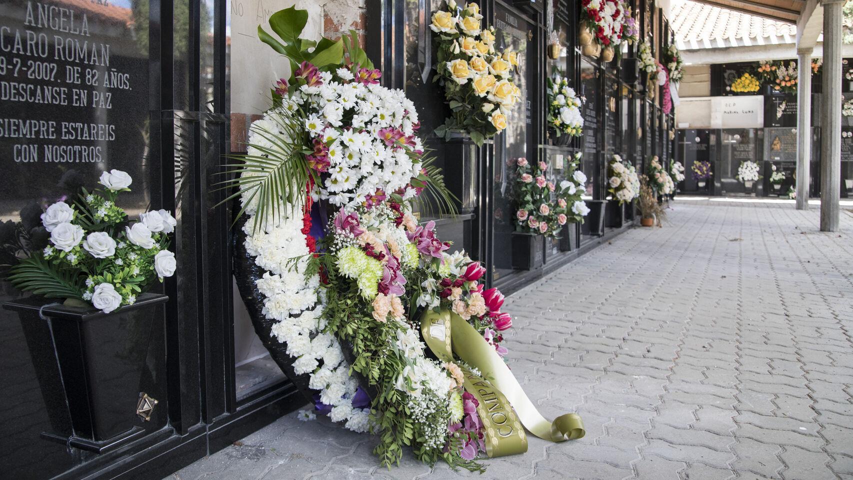 Imagen de archivo de una corona en el cementerio de Tomelloso, frente a un nicho recién ocupado.