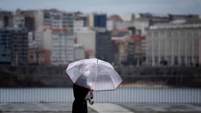 Una mujer este lunes en el paseo marítimo de A Coruña.