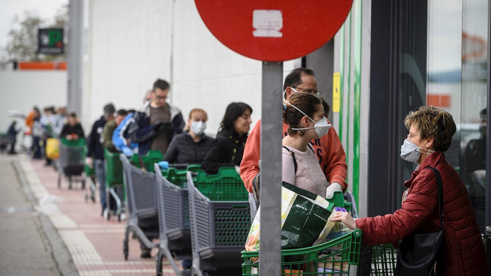 Cola para comprar en un supermercado de Alcalá de Henares. EFE/Fernando Villar