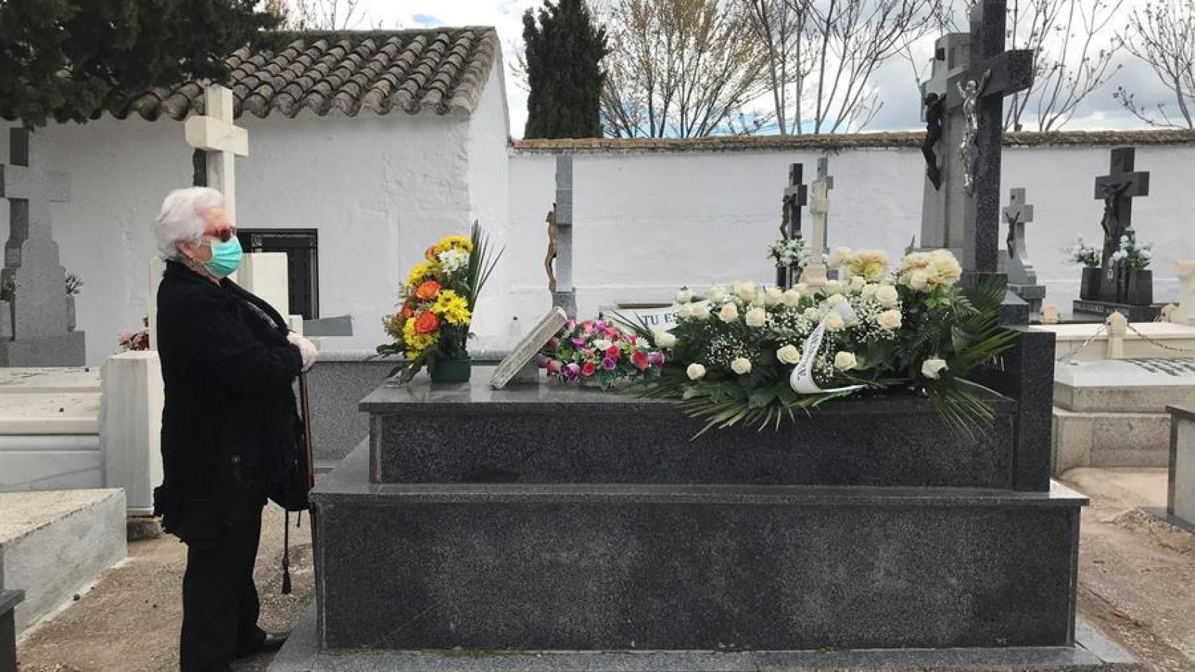 Una mujer visita la tumba en Aldea del Rey (Ciudad Real) este martes.