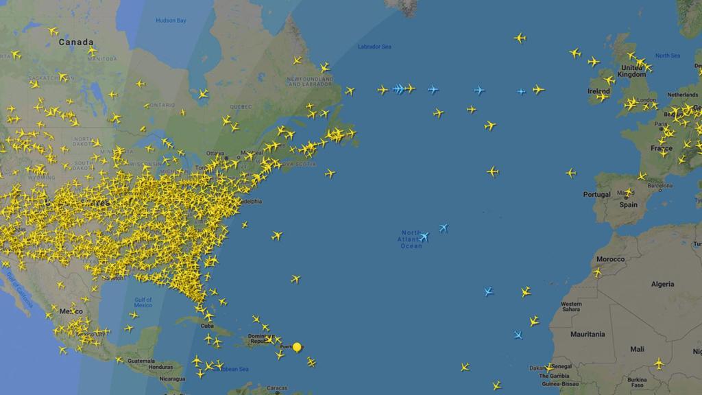 Aviones en vuelo sobre EEUU y Europa, en la noche del 5 de abril de 2020.