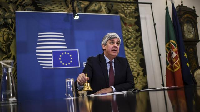 El presidente del Eurogrupo, Mário Centeno, hace sonar la campana durante una reunión virtual