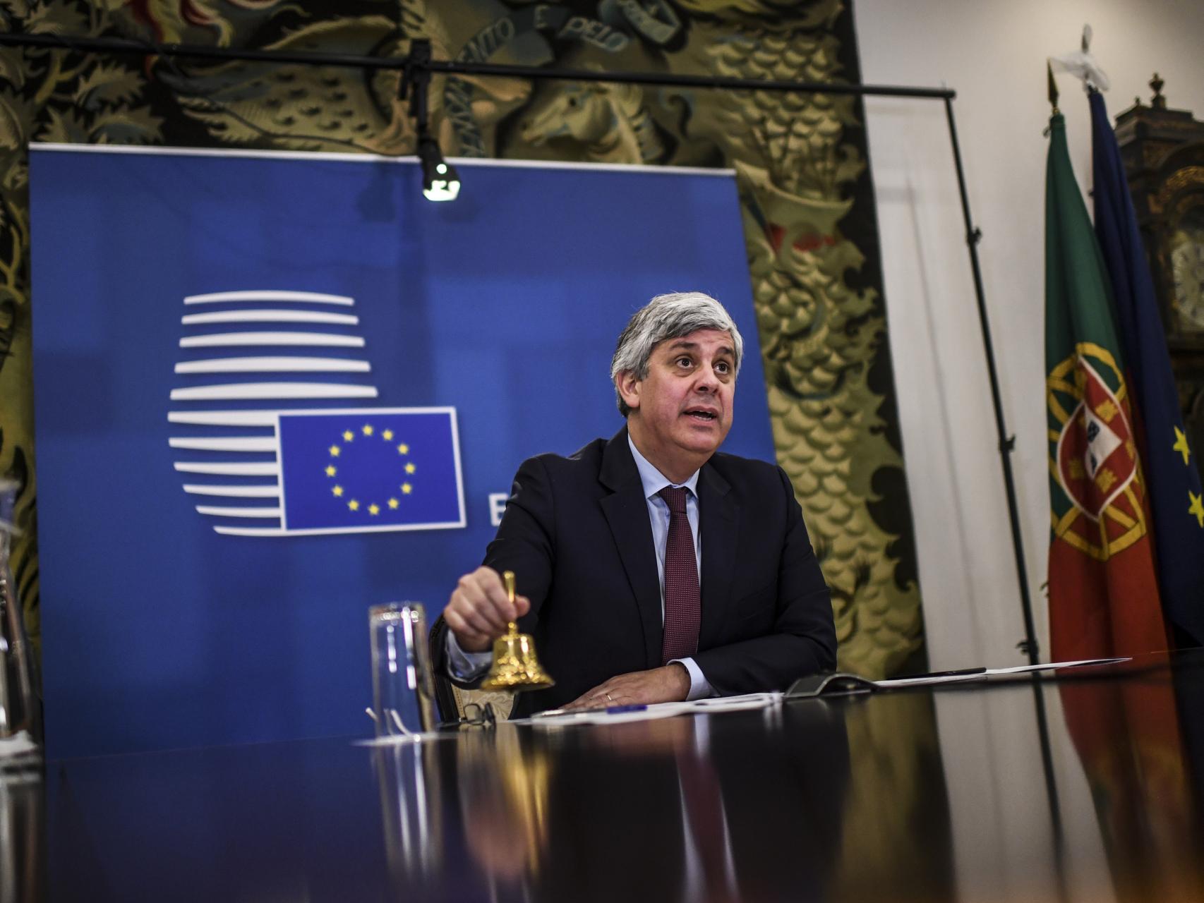 El presidente del Eurogrupo, Mário Centeno, hace sonar la campana durante una reunión virtual