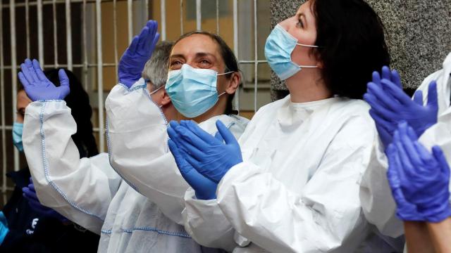 Sanitarios de Madrid durante los aplausos de cada tarde a las ocho.