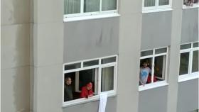 Imagen del vecino de A Coruña cantando desde su ventana