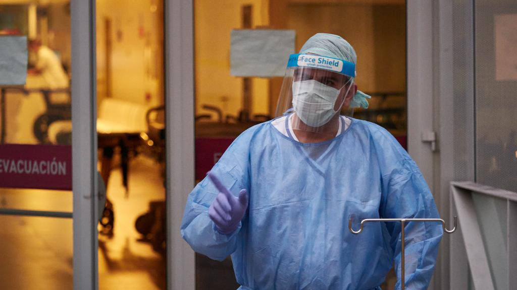 Un sanitario en el Servicio de Urgencias del Hospital de Navarra.