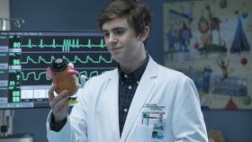 Freddie Highmore, en un fotograma de 'The Good Doctor' (Telecinco)