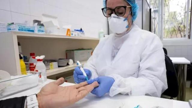 Un profesional sanitario hace un test rápido de Covid-19.