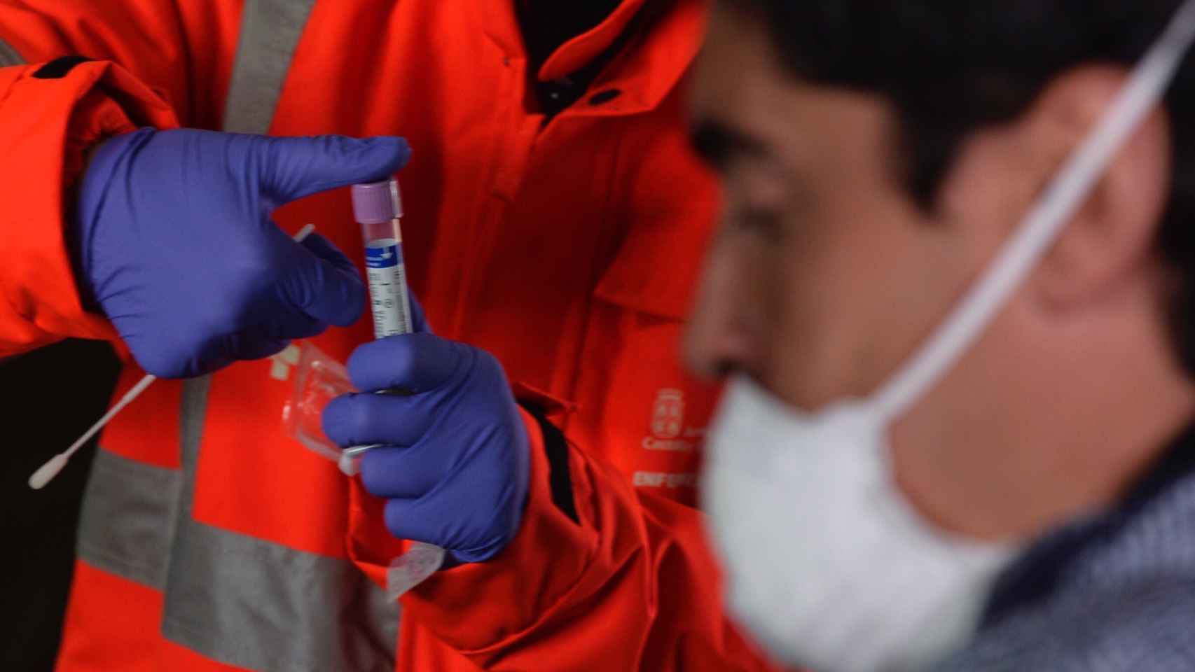 Un sanitario realiza una prueba en el Hospital Universitario Río Hortega de Valladolid