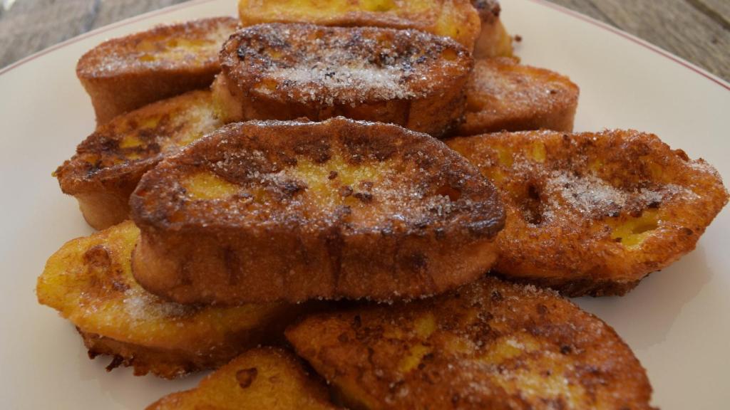 Unas torrijas tradicionales con su canela y su azúcar.