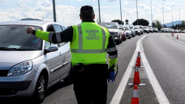 Control de la Guardia Civil en una carretera.