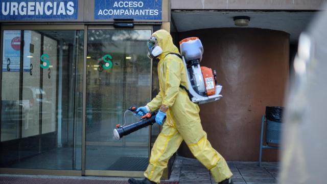 Un bombero desinfecta el Hospital de Guadalajara.