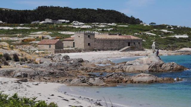 La capilla de la isla de Sálvora, a la izquierda, delante del pazo.