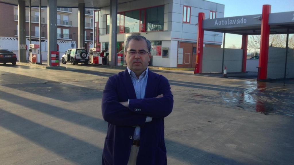 Fernando Mena, delante de su gasolinera en Villanueva de la Serena (Badajoz)