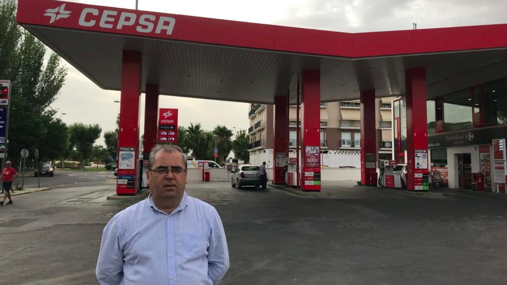 Fernando Mena, en su gasolinera de Villanueva de la Serena (Badajo).