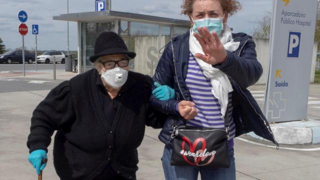 Una joven acompaña a una anciana al hospital HULA de Lugo. EFE/Eliseo Trigo.