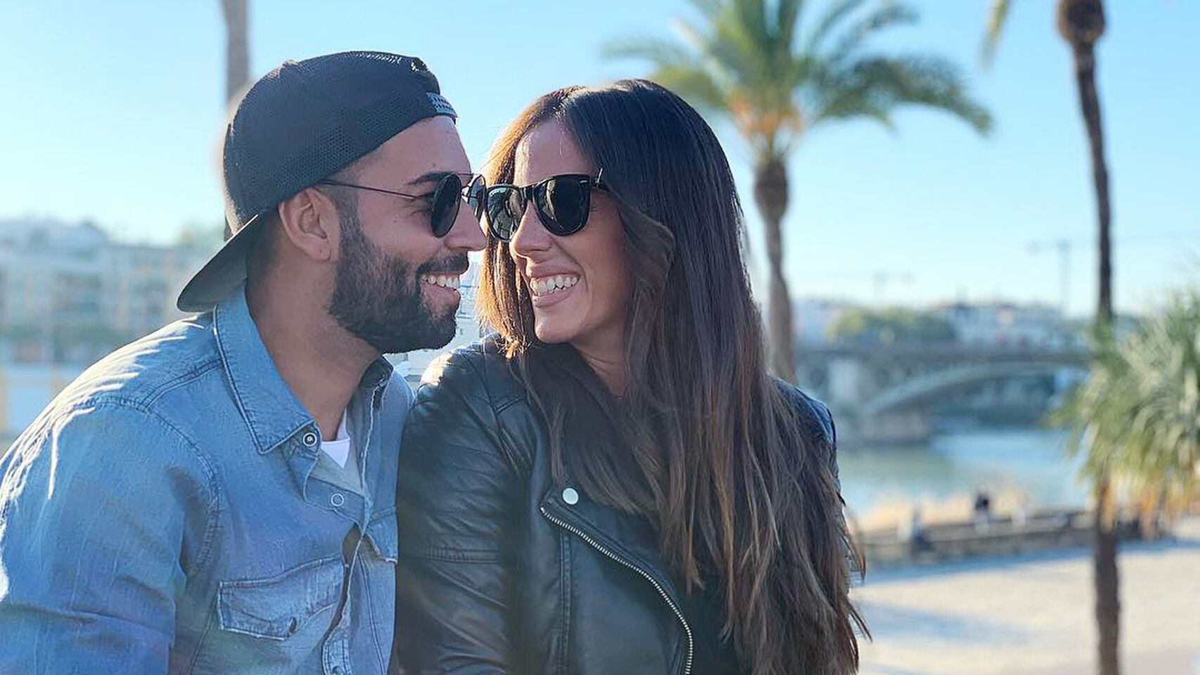 Anabel Pantoja y Omar Sánchez en el Paseo de Colón de Sevilla con el puente de Triana al fondo.