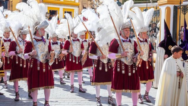 'Armaos' de la centuria de la hermandad de la Macarena.