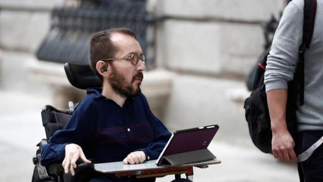 Pablo Echenique entrando en el Congreso de los Diputados.