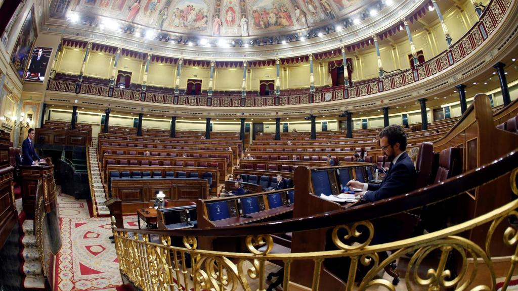 Pablo Casado escucha al presidente Pedro Sánchez en el pleno de la segunda prórroga del estado de alarma.