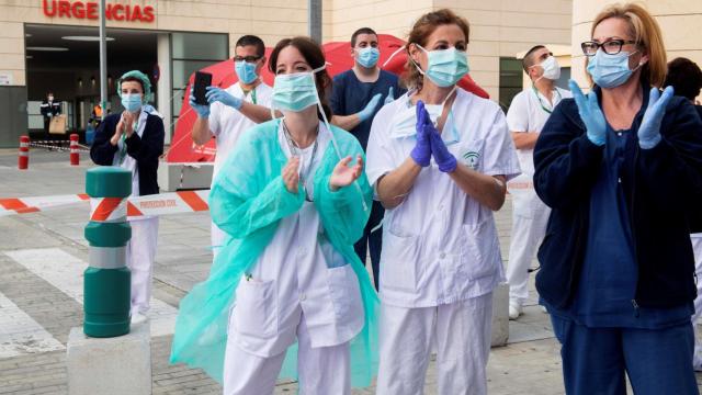 Aplauso a los sanitarios en Granada.