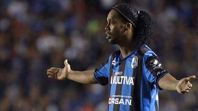Ronaldinho, durante un partido con el Querçetaro