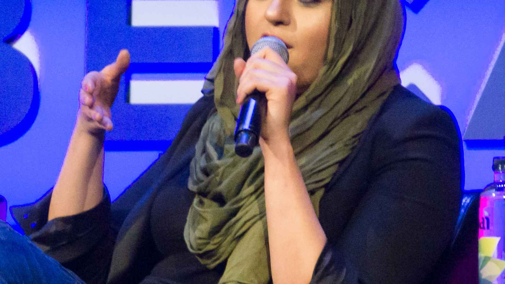 Amani al-Khatahtbeh, en una de sus charlas.
