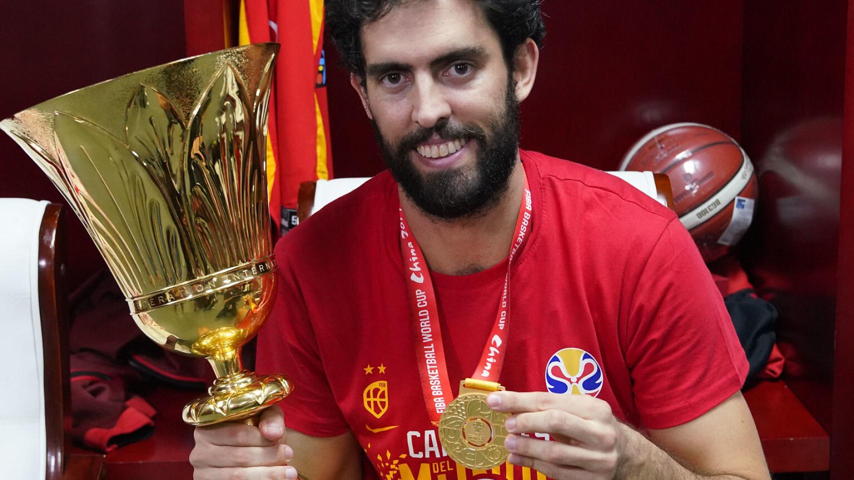 Javier Beirán, con el trofeo y su medalla del Mundial 2019