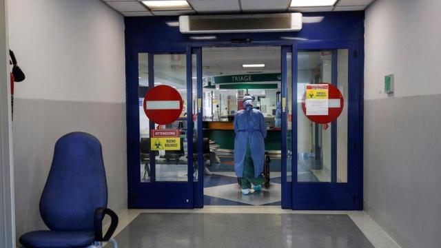 Un hospital italiano con la zona destinada a los pacientes de coronavirus delimitada.