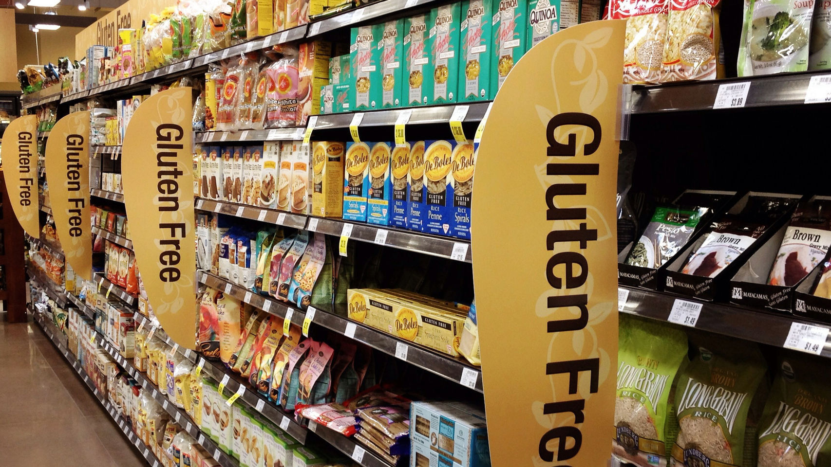Un pasillo de supermercado con artículos sin gluten.