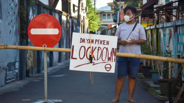 Un hombre con mascarilla en Mataram, la isla de Lombok, en Indonesia.