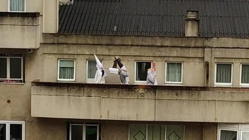 Coronavirus: la divertida procesión confinada en una terraza del Castrillón de A Coruña