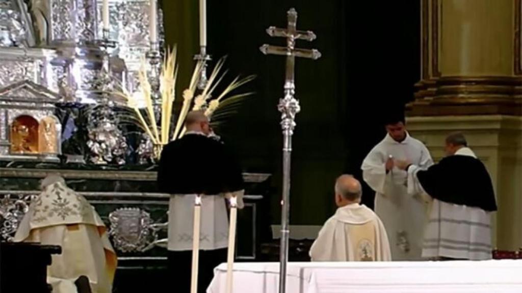 Celebración desalojada en la catedral de Granada este Viernes Santo.