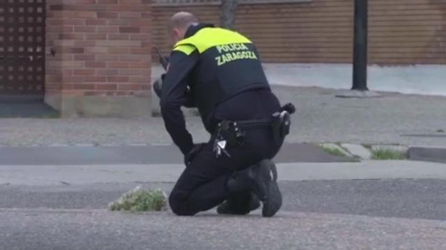 El policía local de Zaragoza, en el homenaje a las víctimas del Covid-19.