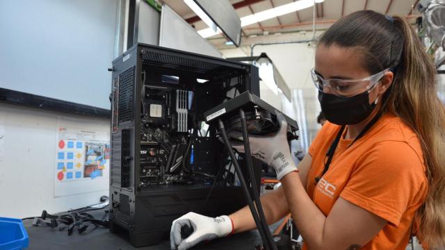 Una empleada, con gafas, guantes y mascarilla de protección frente al coronavirus.