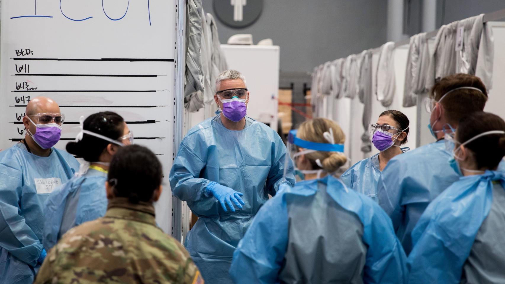 Equipo médico en un hospital de Nueva York