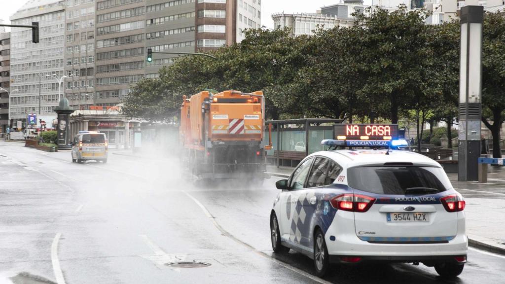 Imágenes de los vehículos de desinfección a su paso por la Plaza de Pontevedra