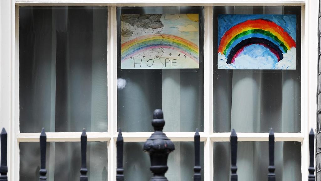 Dibujos de ánimo en las ventanas de Downing Street