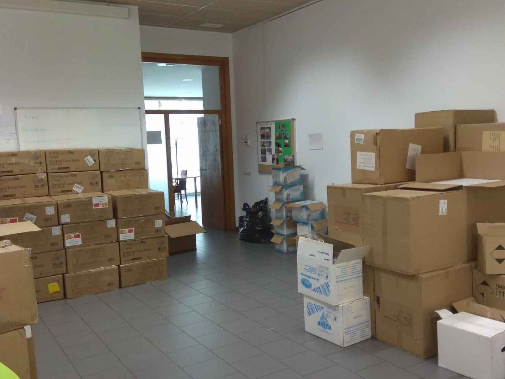 Imagen de archivo de un reparto de material sanitario en León