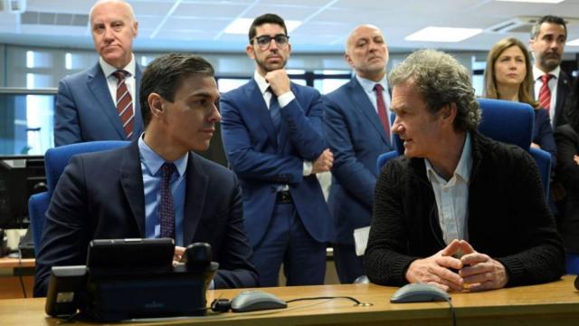 Pedro Sánchez junto a Fernando Simón.