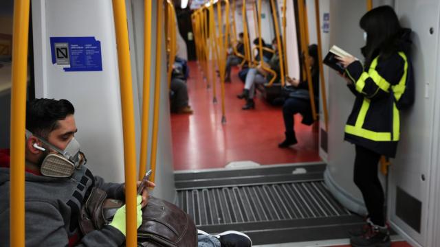 Un grupo de viajeros, en el Metro de Madrid.