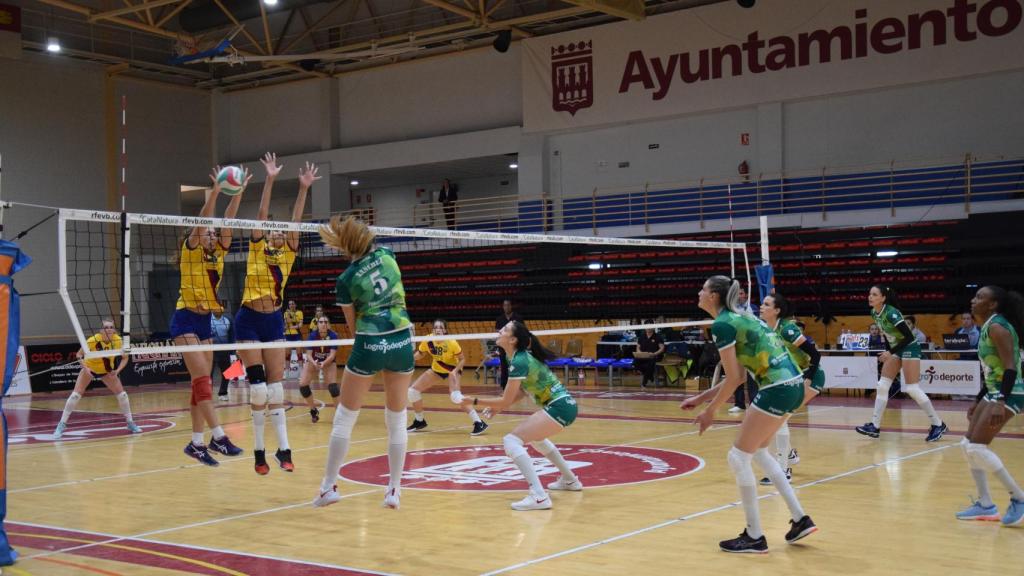 Las jugadoras del May Deco Voleibol Logroño y el Barça CVB