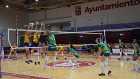 Las jugadoras del May Deco Voleibol Logroño y el Barça CVB