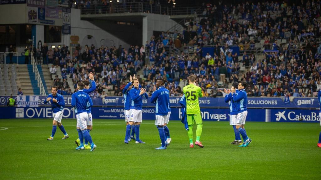 Los jugadores del Real Oviedo aplauden a su afición en el Carlos Tartiere