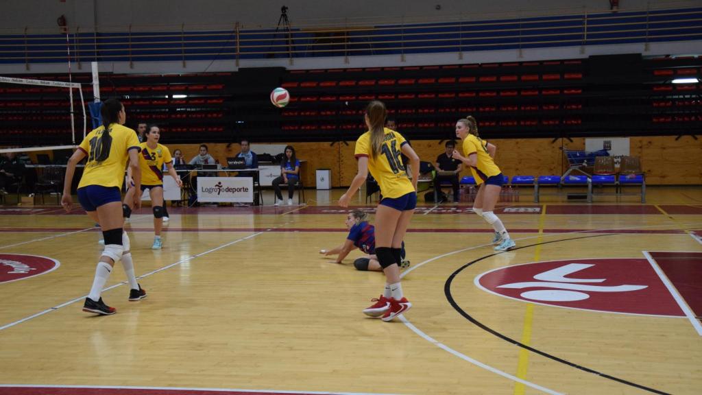 Las jugadoras del Barça CVB, durante el partido de esta temporada contra el May Deco Voleibol Logroño