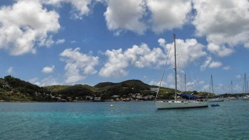 Al fondo, el pueblo de Sainte-Anne, en la isla de Martinica, donde la pareja hace la compra.