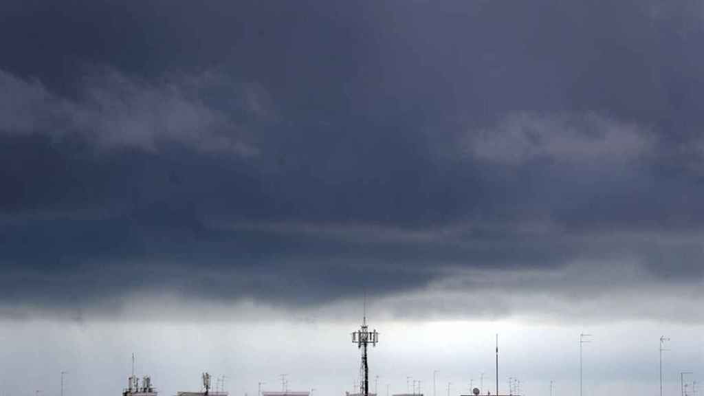 Vista general del frente de nubes sobre la población de Burjassot, Valencia.