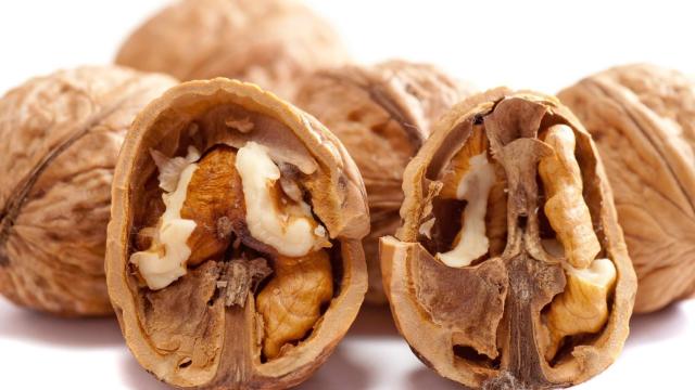 Las nueces son ricas en vitamina B9.