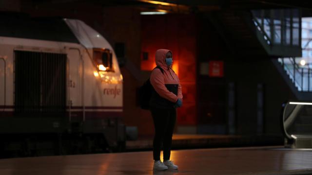 Una persona en el metro de Madrid.