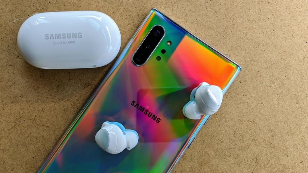 Galaxy Buds con un Samsung Galaxy Note 10+.